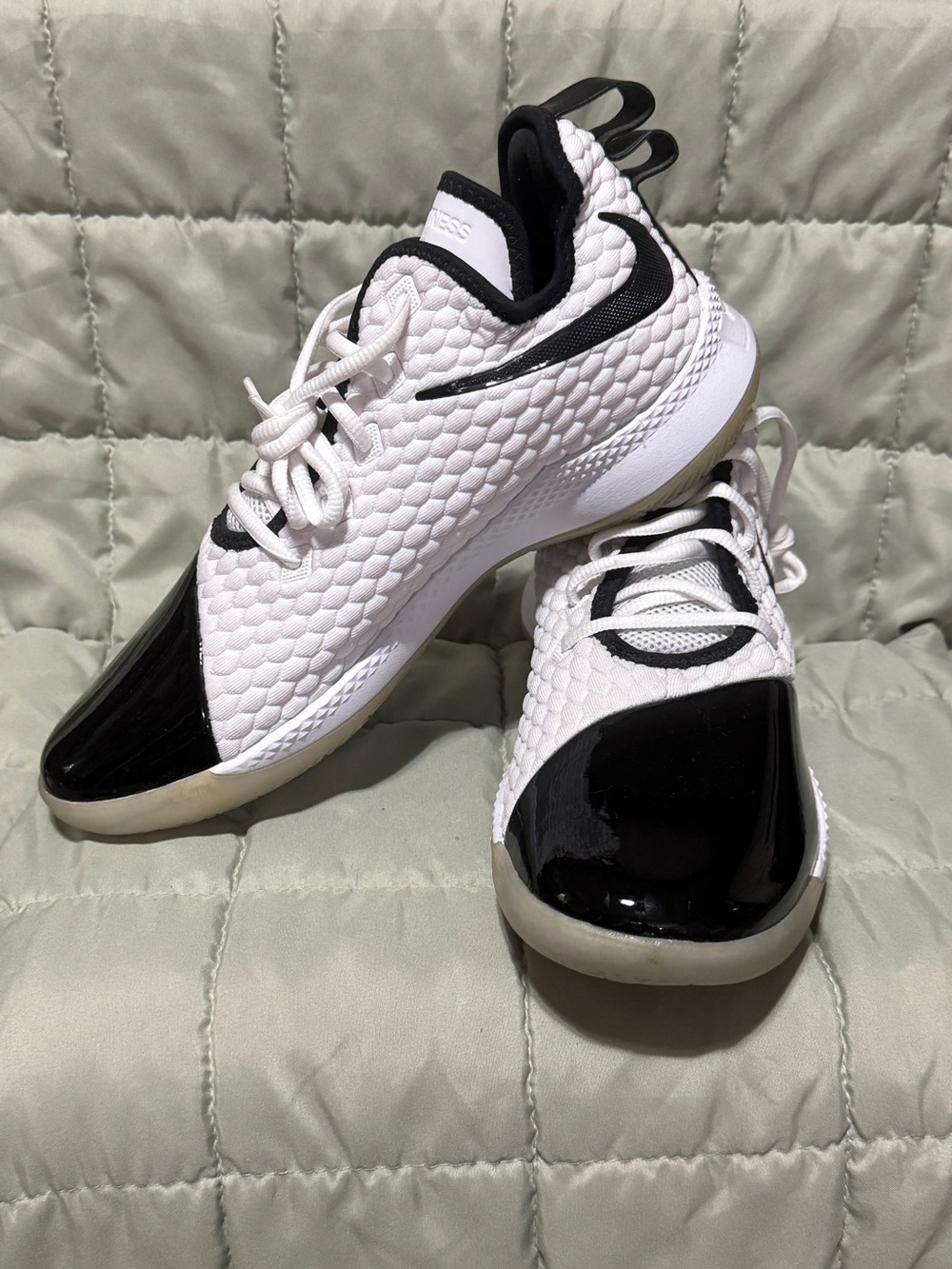 Nike witness White and Black Textured Low-Top Sneakers